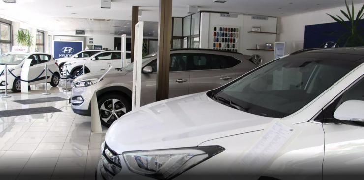 Vehicles en un concessionari.